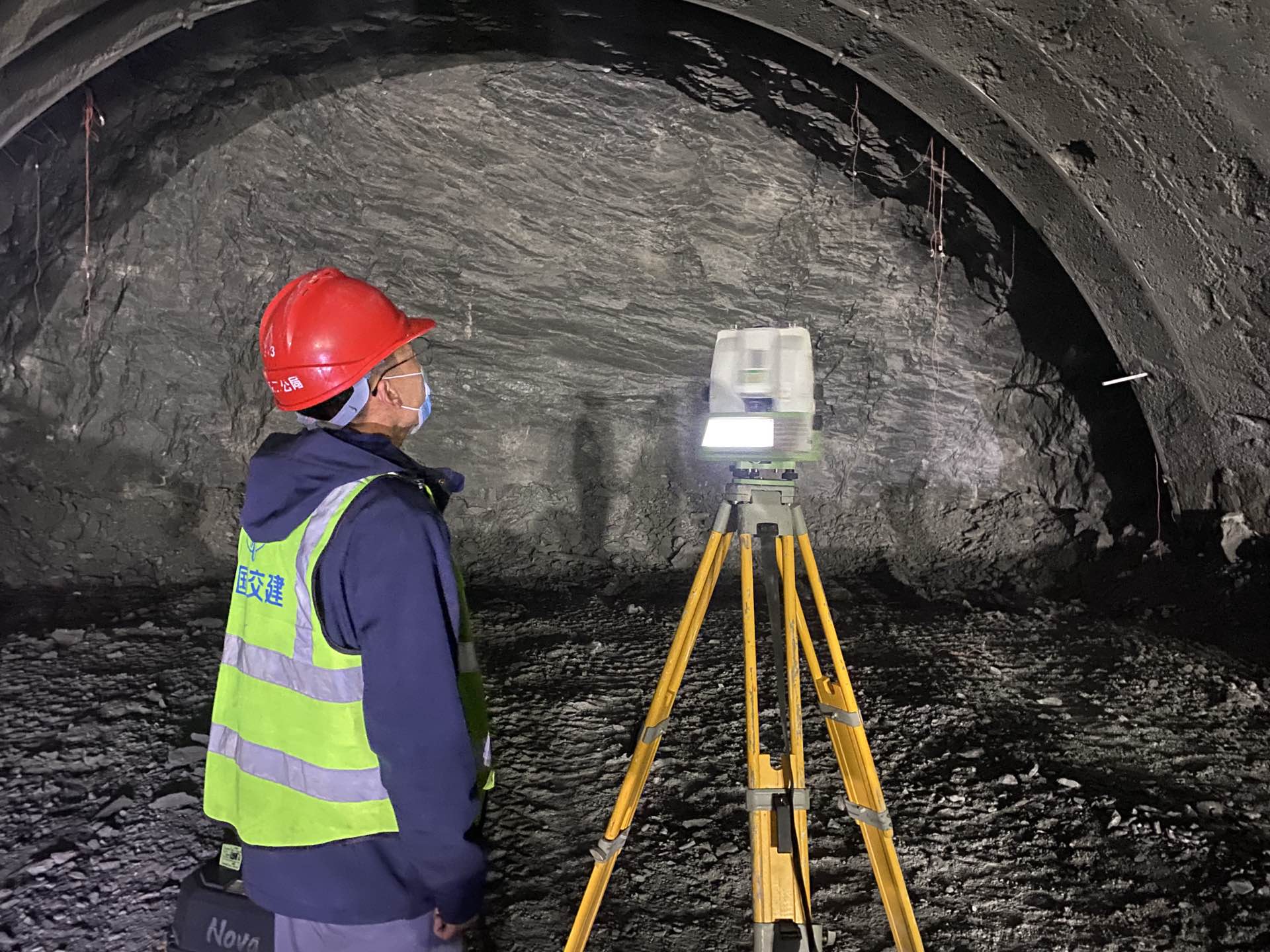 徠卡全站儀測(cè)量隧道.jpg