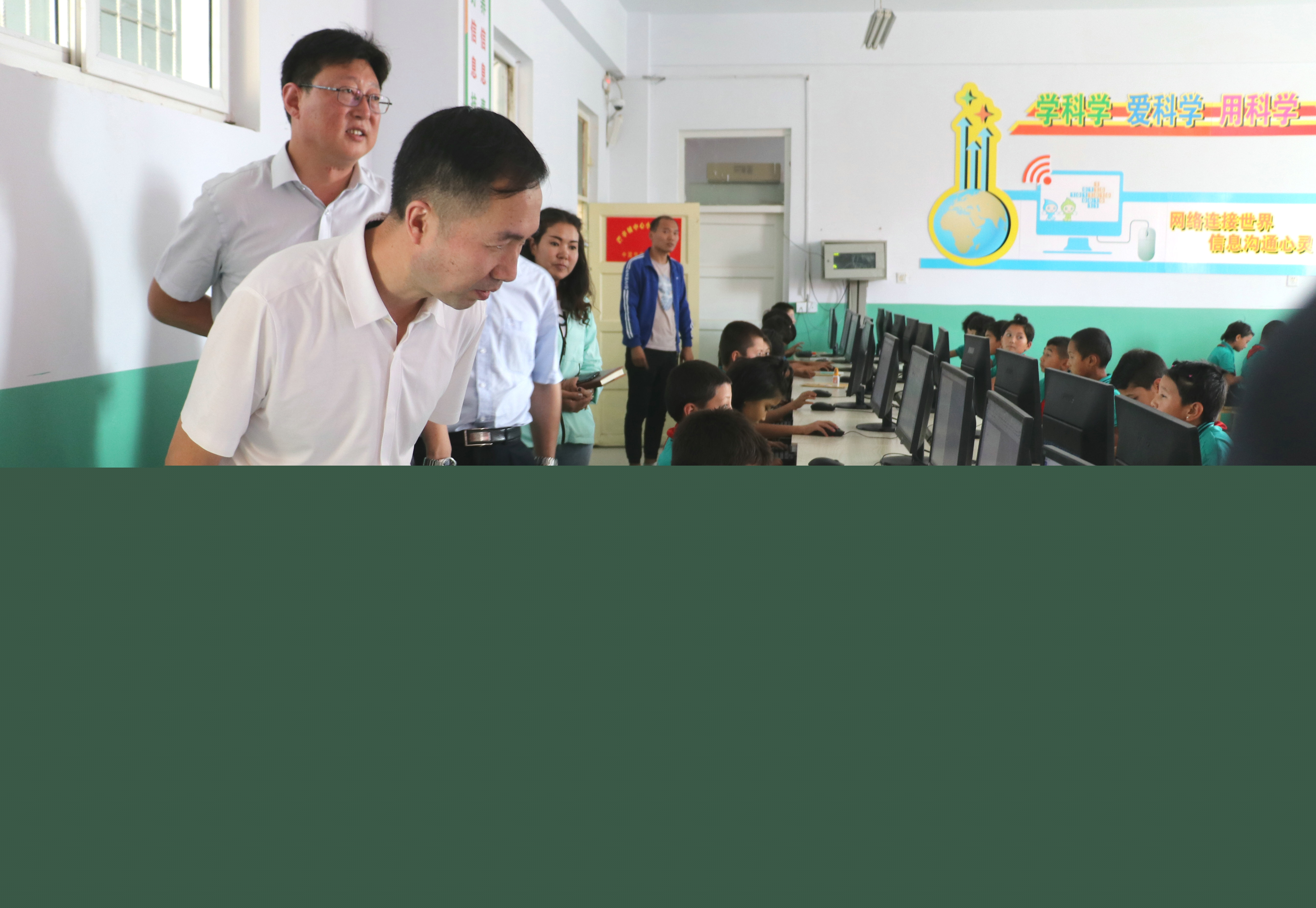 配圖6 局謝國(guó)強(qiáng)書記參觀四公司援建的龍甫鎮(zhèn)中心小學(xué)電教室.JPG