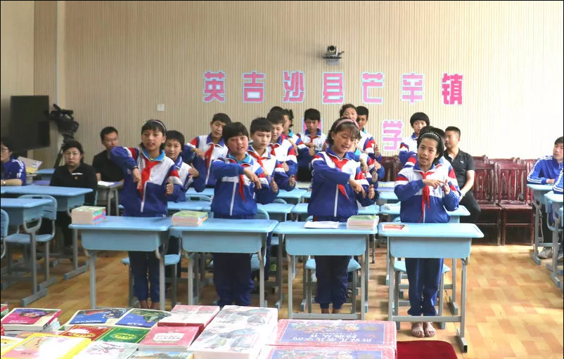 配圖3 四公司圖書捐贈(zèng)活動(dòng)2.png