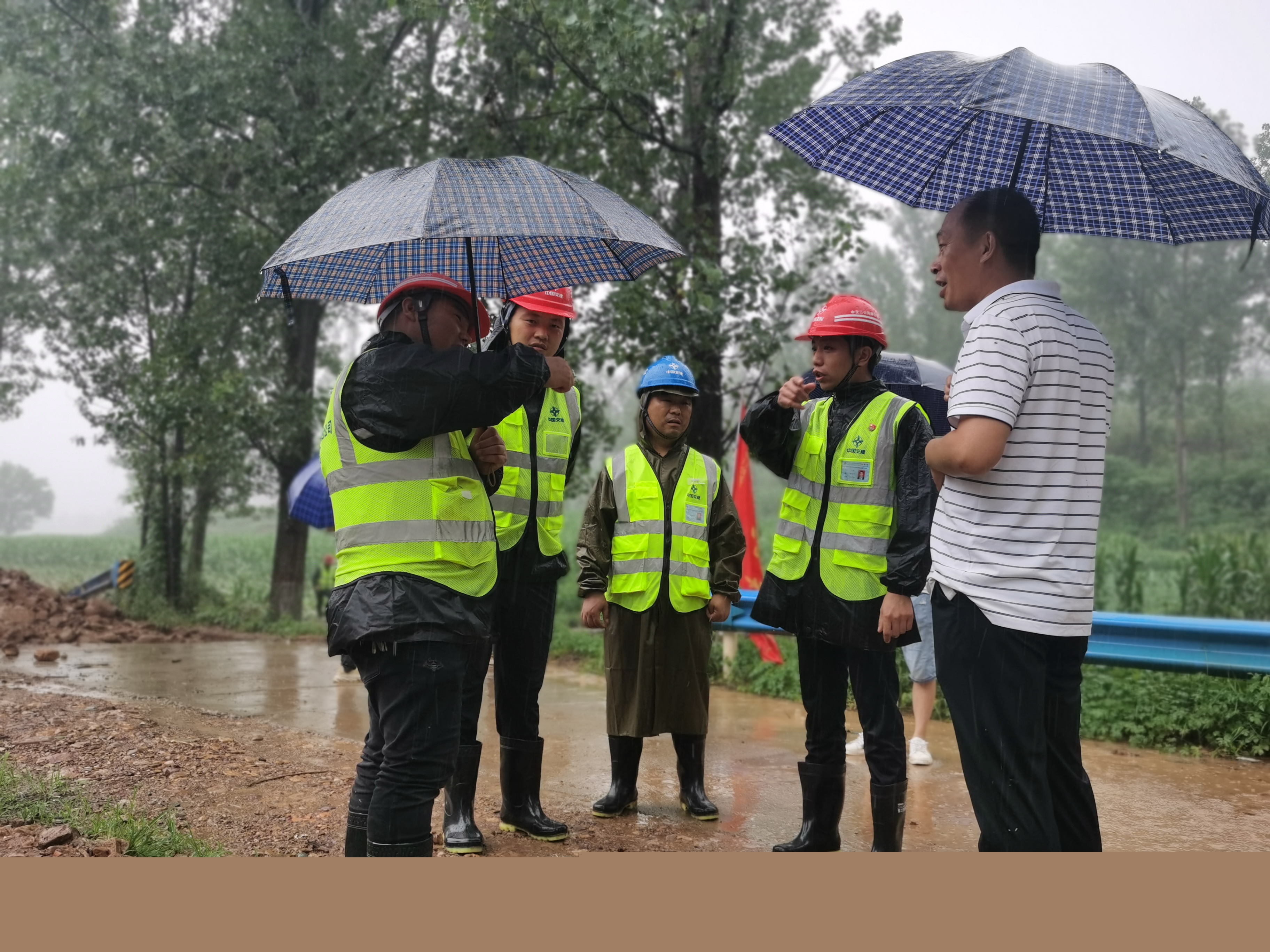 二廣改擴(kuò)建一分部項(xiàng)目奔赴伊川開展抗洪搶險工作照片 (2).jpg